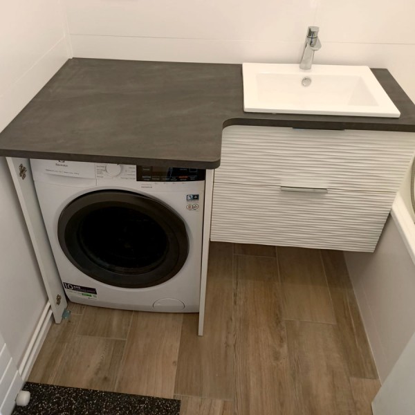 Plan stratifié avec décroché pour lave linge à gauche